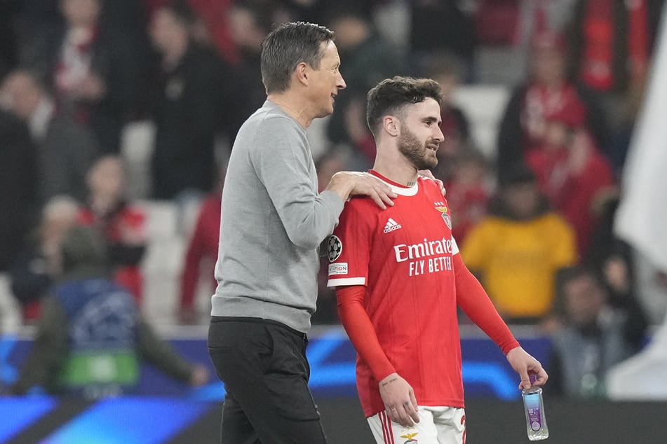 Der deutsche Benfica-Coach Roger Schmidt (57, l.) weiß genau, was er an seinem Schützling Rafa Silva (30) hat.