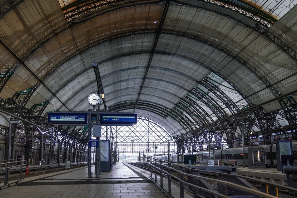 Für kurze Zeit waren die Bahnsteige des Dresdner Hauptbahnhofs infolge einer Räumung leer. (Archivbild)