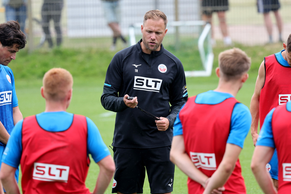 Hansa-Coach Daniel Brinkmann (39) muss jetzt in der Offensive Lösungen finden. (Archivbild)