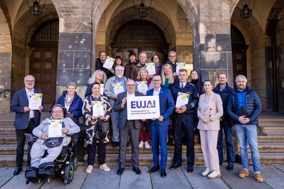 Die Sparkasse Chemnitz hat am Dienstag im Rathaus die ersten Fördermittelzusagen für Projekte des "Euja!"-Teilprogramms "Bürgerengagement" übergeben.