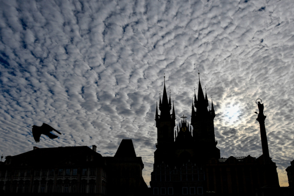 Tschechien, Prag: Am Himmel über Prags Altstädter Ring mit Blick auf die Mariensäule ziehen Wolken auf.