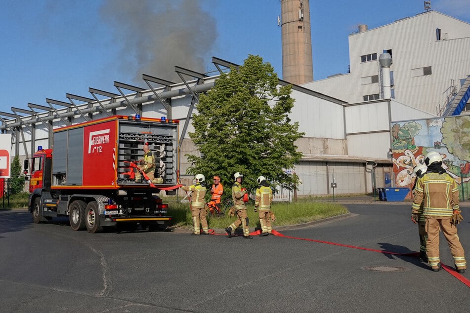 Einsatzkräfte vor dem Dresdner Entsorgungsbetrieb.