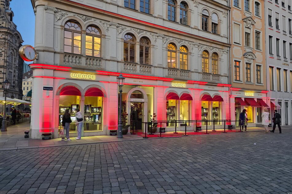 Mit rotem Teppich und glamouröser Beleuchtung empfing Juwelier Wempe am Neumarkt seine Gäste.