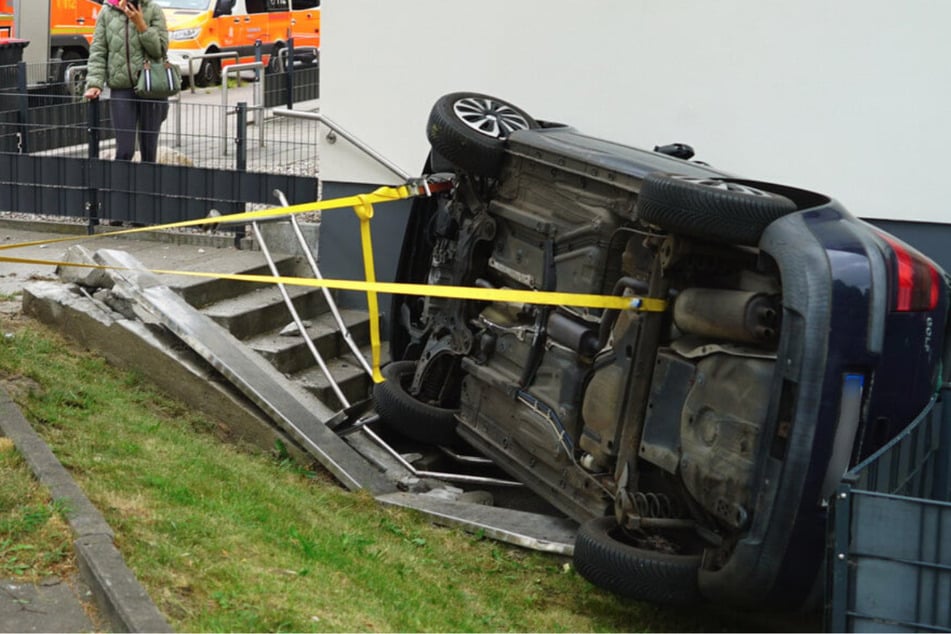 Auto rutscht in Fußgängerbereich und verkeilt sich: Fahrerin verletzt