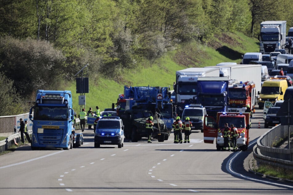 Stau-Chaos auf der A4: Ende April krachte ein Fahrzeug der US-Armee bei Chemnitz mit einem Kranwagen zusammen - die Autobahn musste voll gesperrt werden.