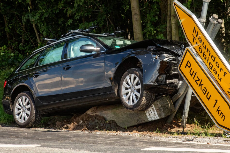 Die Fahrerin des schwarzen Audis verlor aus bisher ungeklärter Ursache die Kontrolle über ihren Wagen und knallte in gleich drei Richtungsschilder und eine historische Wegesäule.