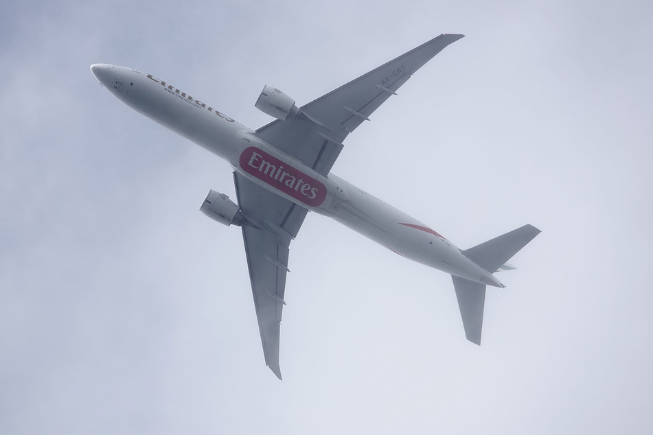 Sieht man nicht alle Tage in Dresden: Eine Boeing 777 von Emirates kam aus Dubai und legte einen kurzen Stopp ein, bis der Prager Flughafen wieder freigegeben war.