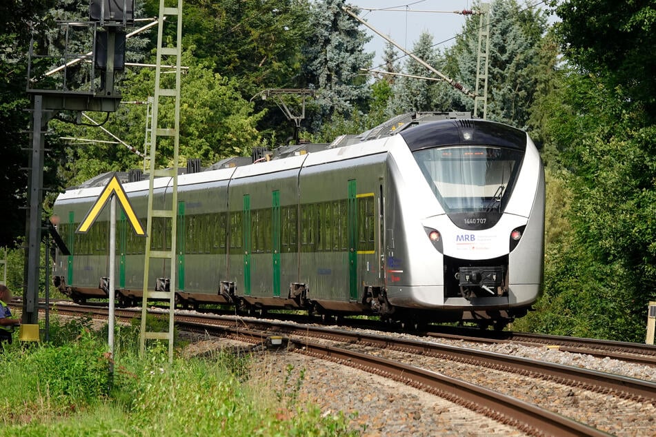 Die Züge des RE3 und RB30 standen nach einem tödlichen Zwischenfall auf der Strecke zwischen Chemnitz und Hohenstein-Ernstthal still.