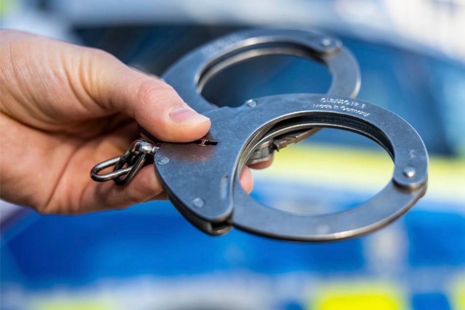 Eskalation nach Trennung: SUV-Fahrerin rast auf Ex-Freund zu und erfasst ihn