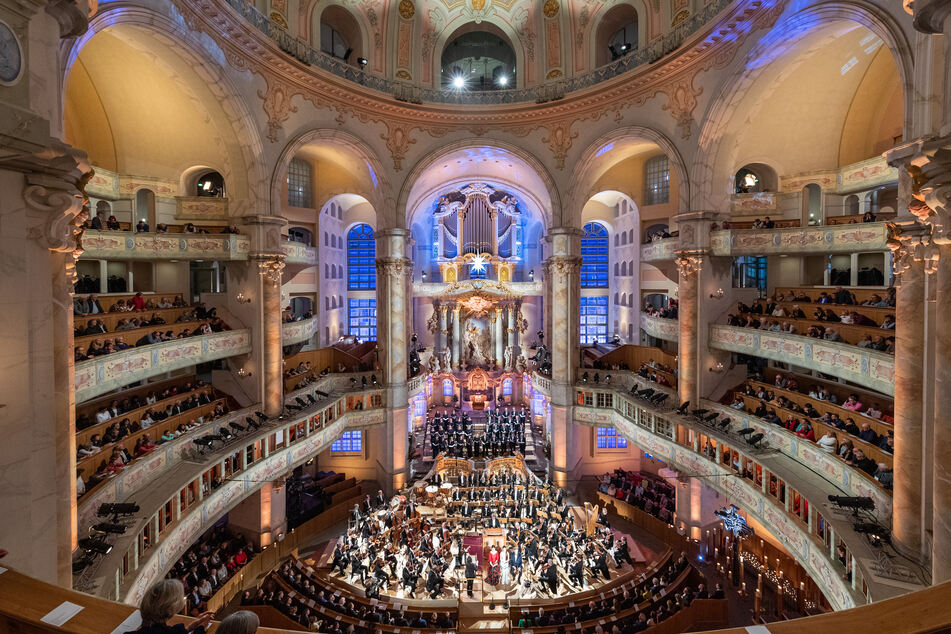 Dezember 2019. Besucher verfolgen das ZDF-Adventskonzert in der Frauenkirche mit der Sächsischen Staatskapelle und internationalen Solisten. In diesem Jahr wird die Aufzeichnung ohne Publikum stattfinden.