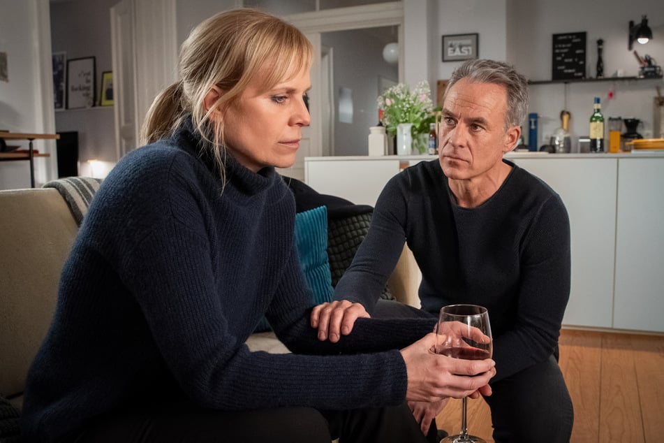 Veras Nachforschungen stürzen Ina (Melanie Marschke, 56) in eine Krise. Jan (gespielt von Marco Girnth, 55) bleibt jedoch an ihrer Seite.