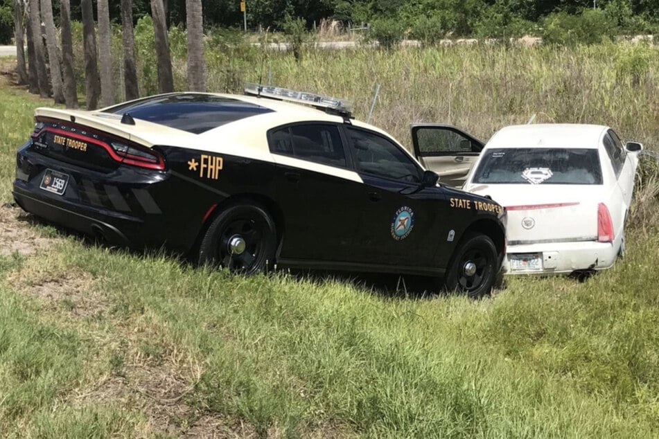 Eine fast nackte Frau ohne Führerschein bretterte viel zu schnell über die Autobahn in Florida.