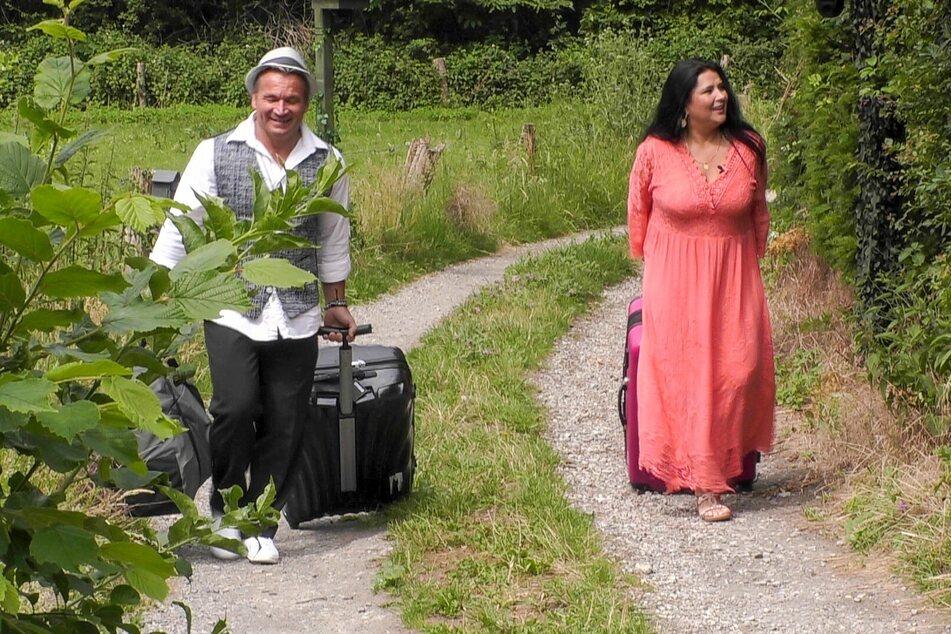 Iris und Peter Klein ziehen ins Sommerhaus ein.