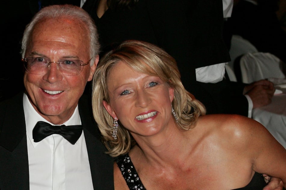Die "Mutter" aller Weihnachtsfeiern: Franz Beckenbauer (77, l.) und seine Ehefrau Heidrun Burmester (56) kamen aufgrund eines festlichen Flirts zusammen.