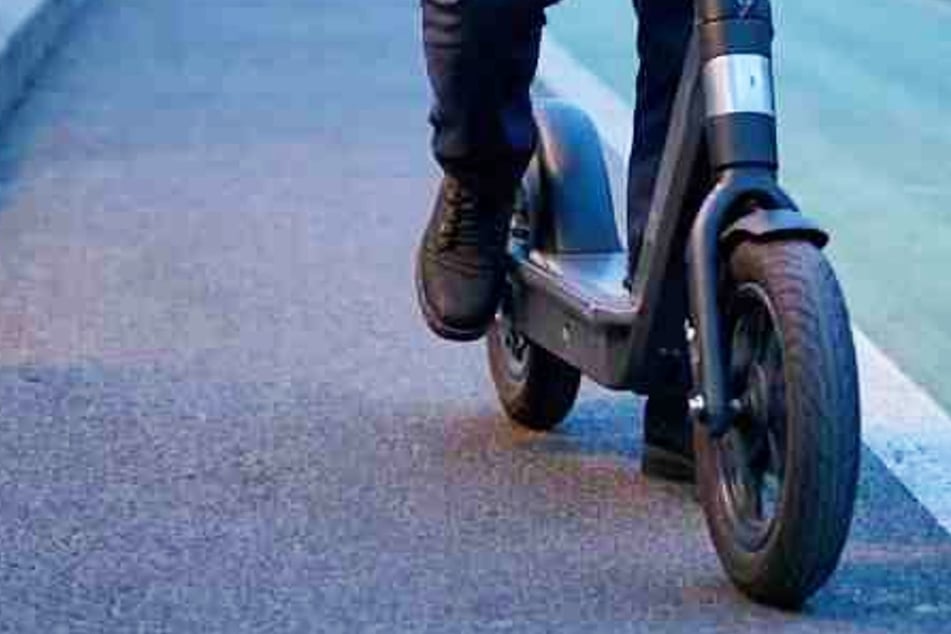 Die Polizei fahndet nach dem E-Scooter-Fahrer. (Symbolfoto)