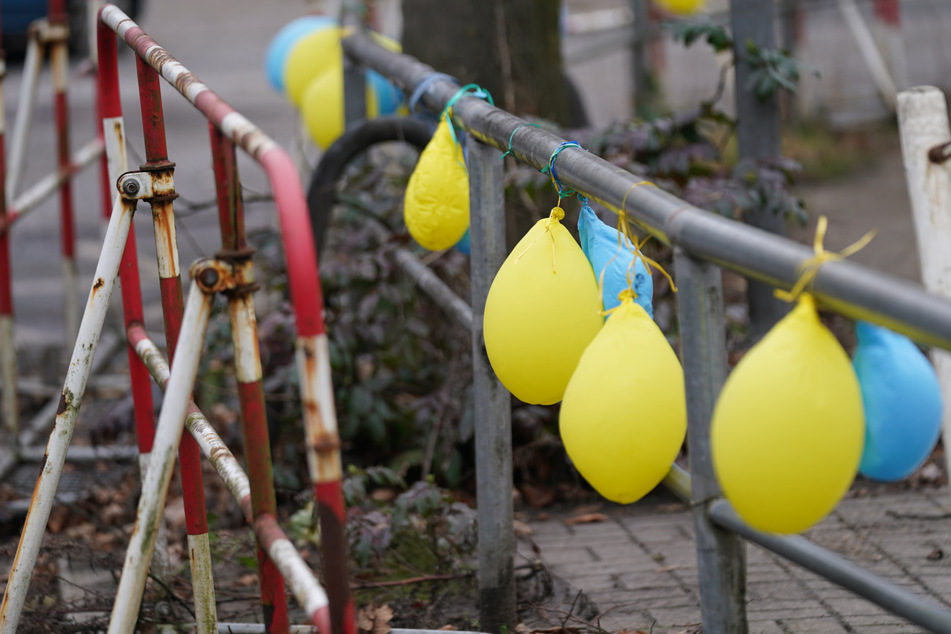 Blaue und gelbe Luftballons hängen vor dem Generalkonsulat der Russischen Föderation in Hamburg. Auch in Stuttgart soll es zahlreiche Gedenkaktionen geben.