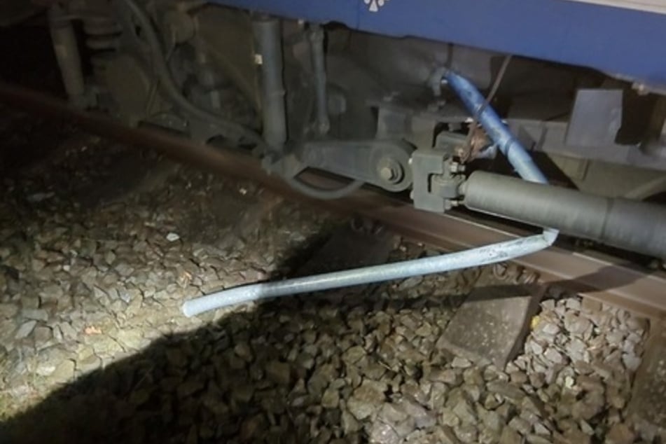 Bei dem Zusammenprall verkeilte sich eine Eisenstange unter dem Zug.