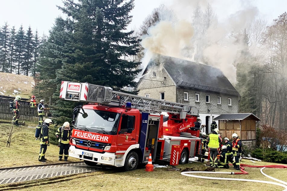 Die Feuerwehr rückte unter anderem mit einem Drehleiterfahrzeug an.