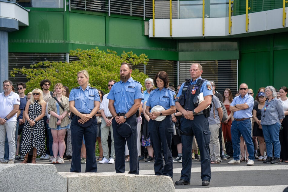 Auf dem Forumsplatz der Universität Trier haben zahlreiche Menschen mit einer Schweigeminute des bei einem Messerangriff getöteten Studenten (†22) gedacht.