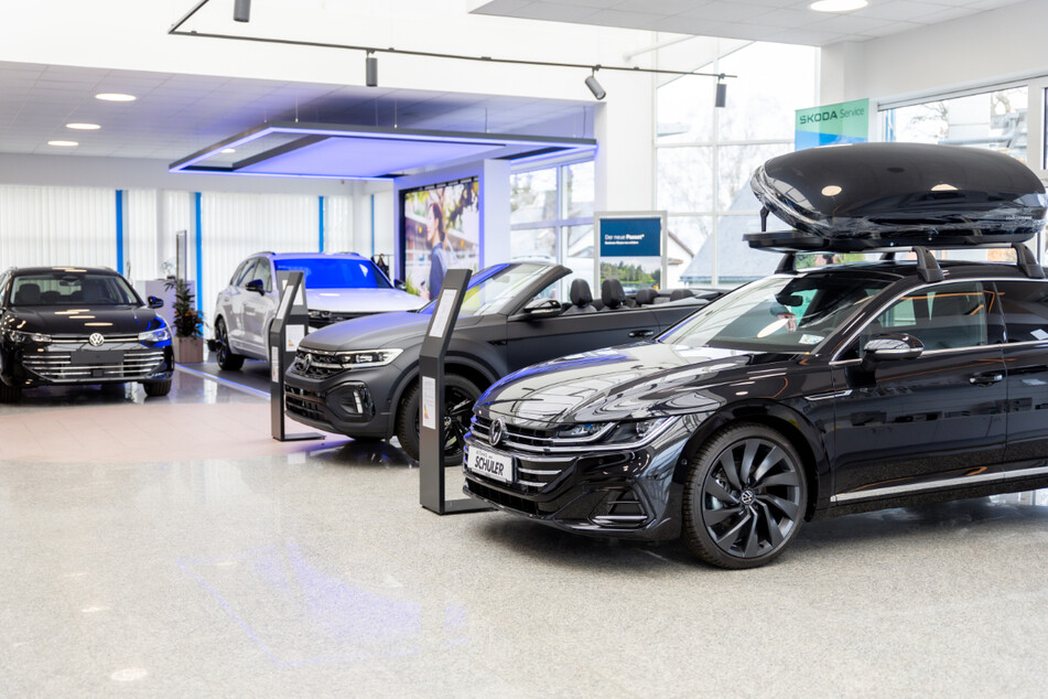 Im Showroom vom Autohaus Schüler stehen die neusten VW-Modelle. Sie warten nur darauf von Euch getestet zu werden.
