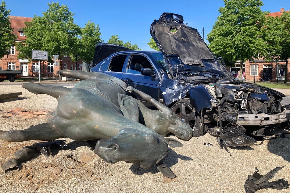 Auto rast durch historischen Stadtkern und reißt Denkmal um