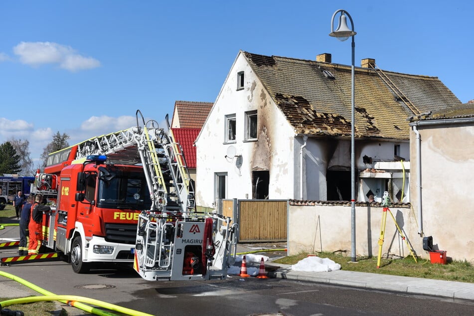 Nach dem Brand ist das Einfamilienhaus im nordsächsischen Battaune nicht mehr bewohnbar.