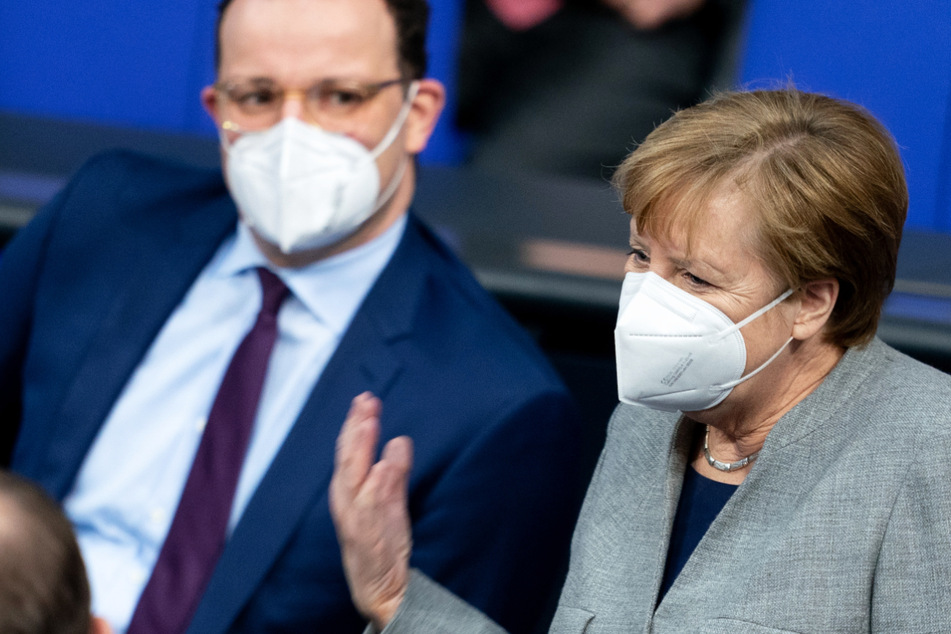 Bundeskanzlerin Angela Merkel (66, CDU) steht im Bundestag neben Gesundheitsminister Jens Spahn (40, CDU).