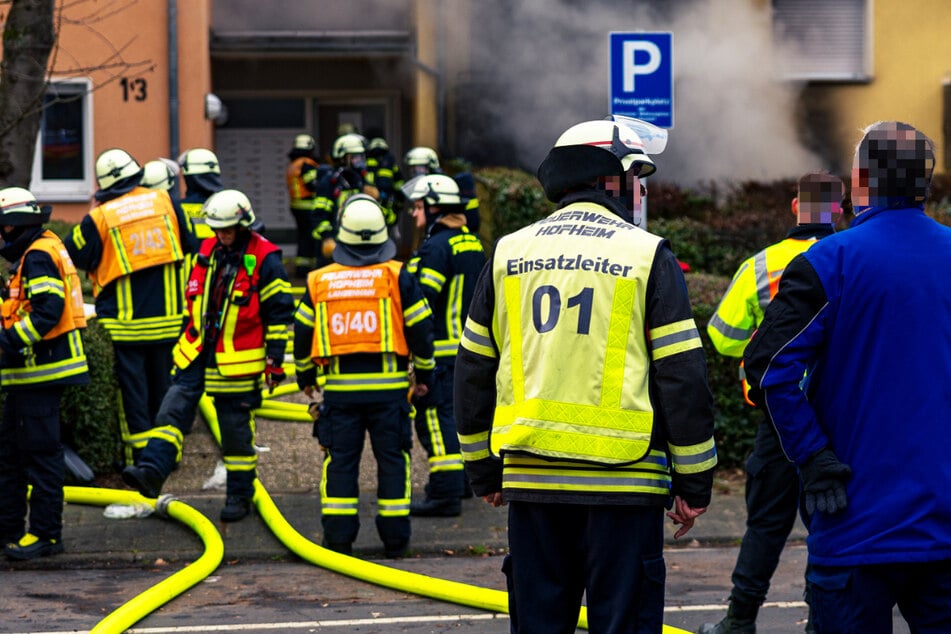 In Hofheim-Marxheim stand am Montagnachmittag eine Souterrain-Wohnung in Flammen: Feuerwehr, Polizei, Rettungsdienst und Technisches Hilfswerk rückten aus!