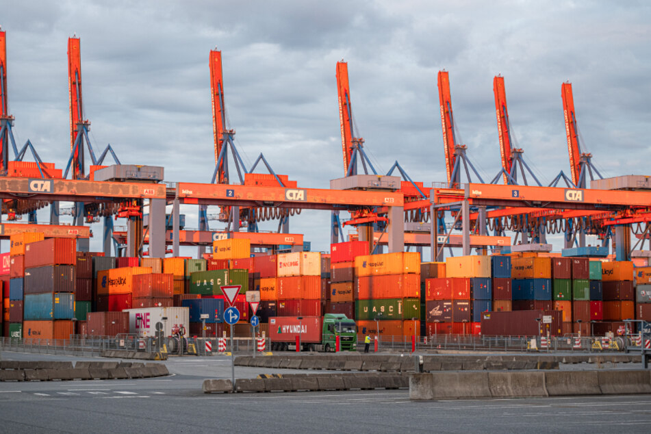 Auf dem Container Terminal Altenwerder (CTA) werden die Container in Blöcken übereinander gelagert.