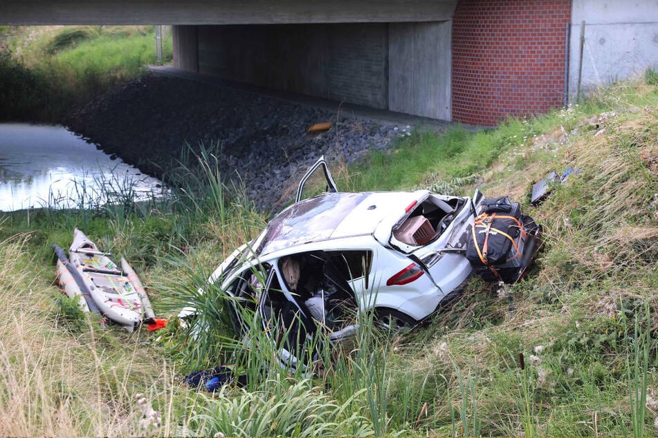 Das Diplomatenauto liegt unter der Brücke in einem Bachbett.