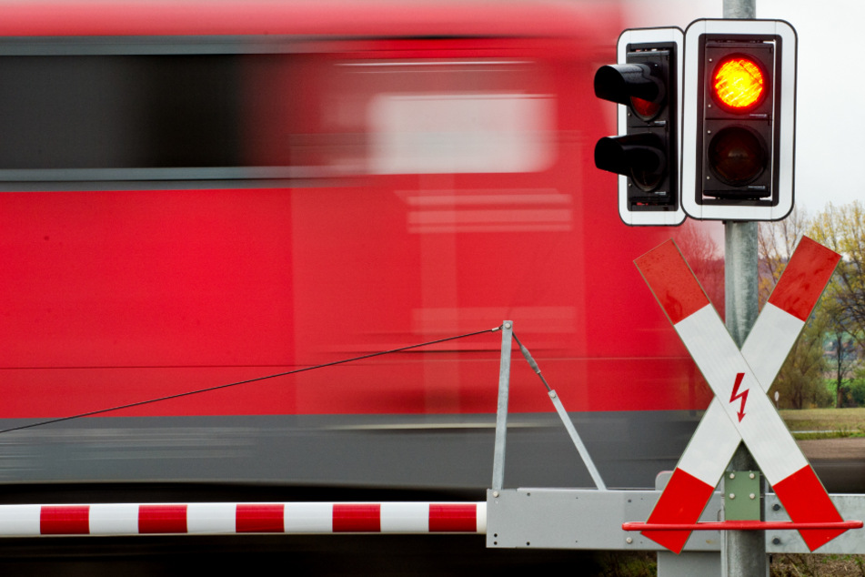 Mann torkelt mit 2,8 Promille über die Gleise und wird von Zug erfasst