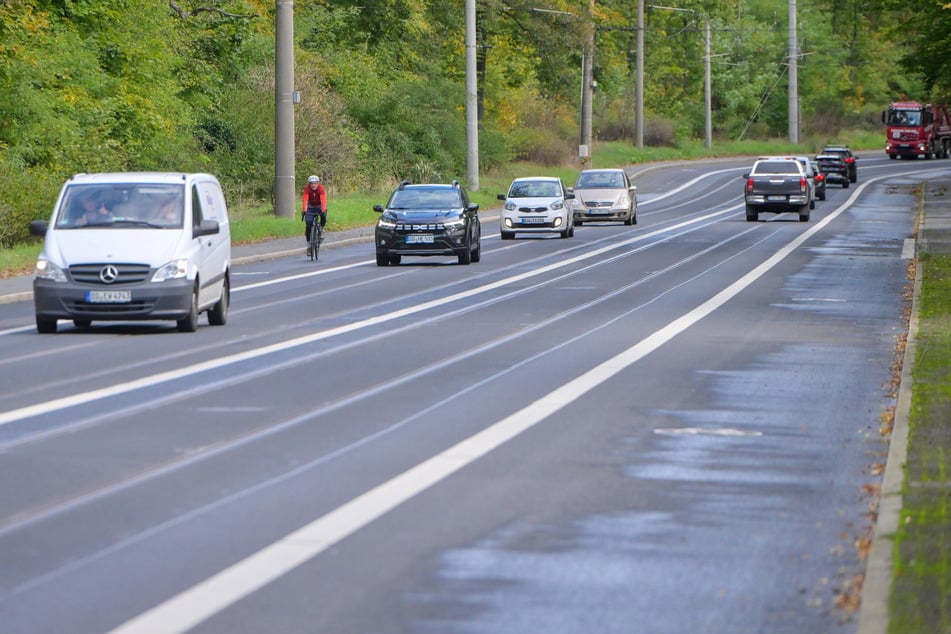 Auf Höhe der Elbschlösser wurden bereits im Jahr 2023 die Radfahrstreifen aufgetragen.