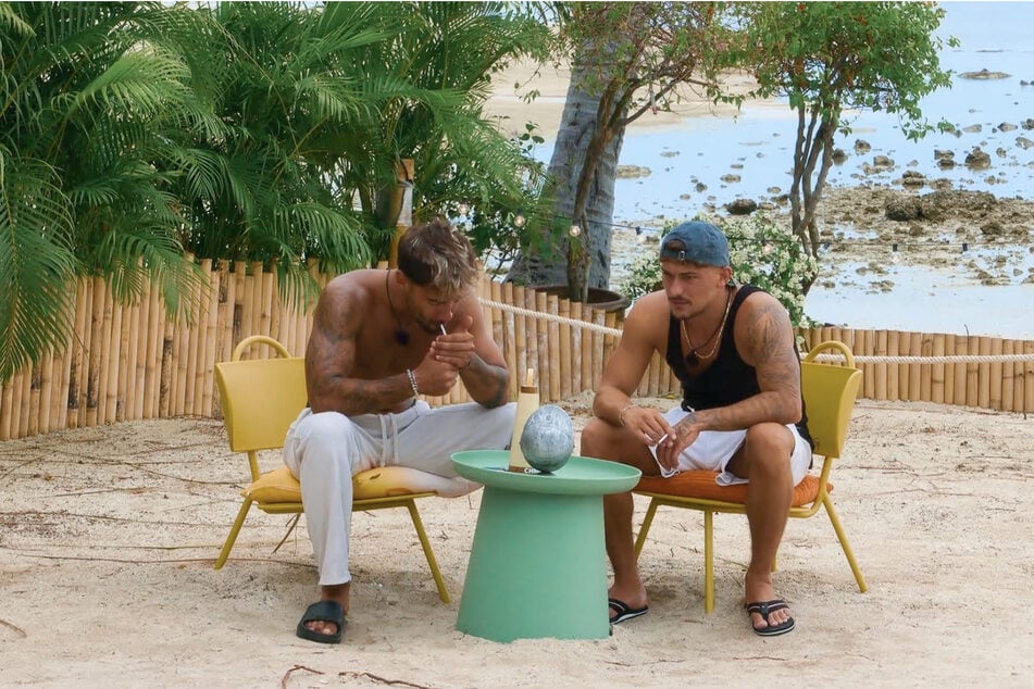 Am nächsten Morgen berichtete Chris (27, l.) Kumpel Luke (31) von letzter Nacht.