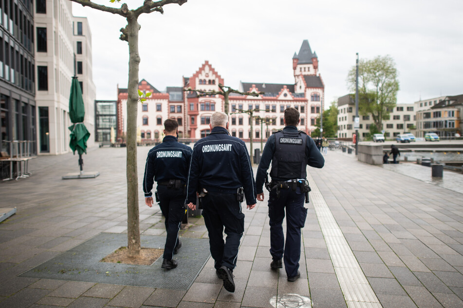 Je geringer die Inzidenz, desto weniger müssen Polizei und Ordnungsamt auf die Einhaltung von strengen Corona-Regeln achten.