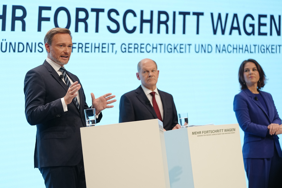 Von links: Christian Lindner (42, FDP), Olaf Scholz (63, SPD) und Annalena Baerbock (40, Grüne) stellen auf einer Pressekonferenz den gemeinsamen Koalitionsvertrag der Ampel-Parteien von SPD, Bündnis 90/Die Grünen und FDP für die künftige Bundesregierung vor.
