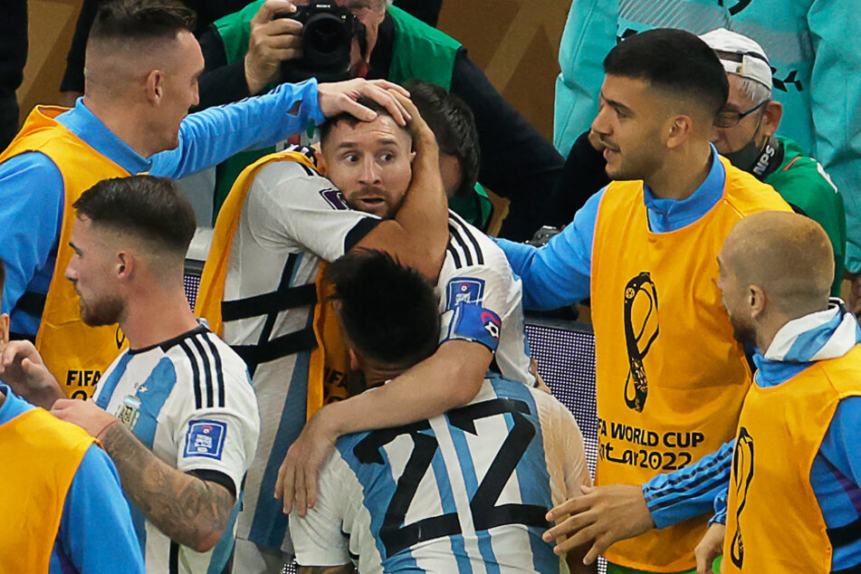 Die argentinischen Auswechsler gratulierten Lionel Messi (36, M.) zu seinem Tor im WM-Finale und waren dabei eigentlich zu stürmisch unterwegs.