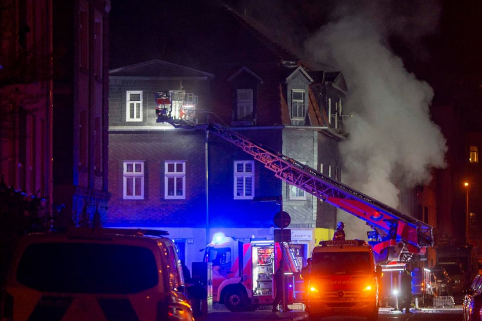 Feuer in Mehrfamilienhaus: Rettungskräfte finden eine tote Person