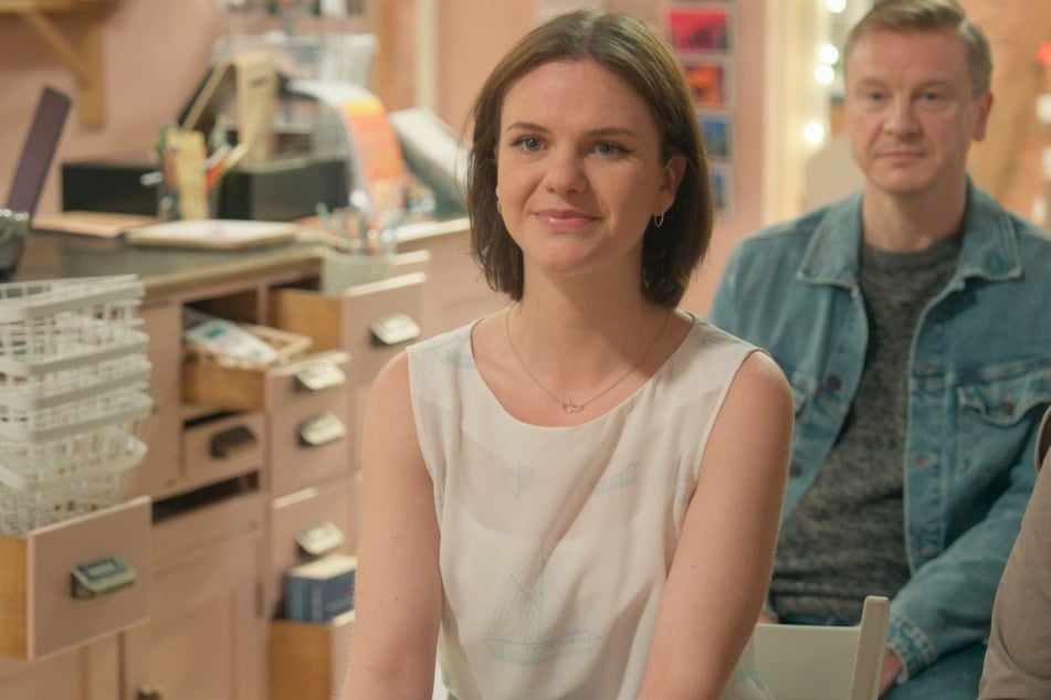 Daniel und Lou wollen sich nicht in Jess‘ (Juana Nagel, 29) Belange einmischen, doch bevor sie das geringe Entschädigungsangebot der Praxis annimmt, bieten sie ihr ein Darlehen an. Aber Jess lehnt ab.