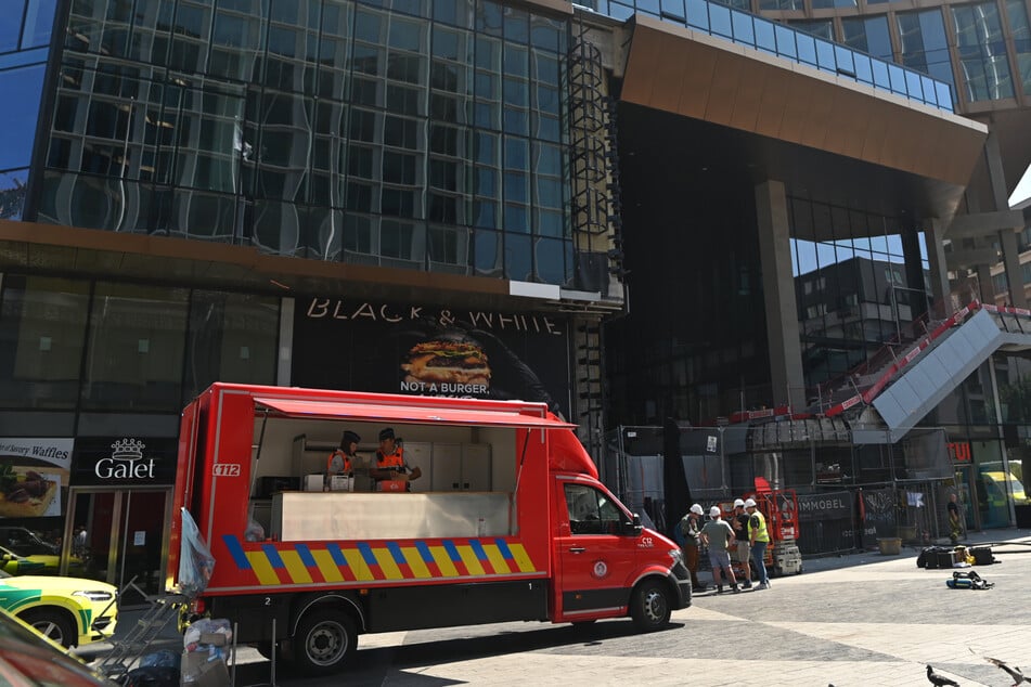 Rettungskräfte stehen vor dem OXY-Gebäude am Place De Brouckere. Bei einem Gebäudebrand sind nach übereinstimmenden Medienberichten mehrere Menschen gestorben.