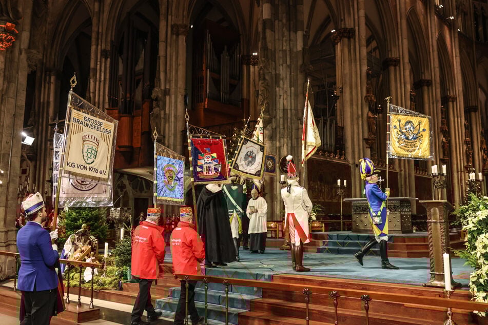 Der jecke Gottesdienst im Kölner Dom läutet traditionell die heiße Phase des kölschen Karnevals ein. (Archivbild)