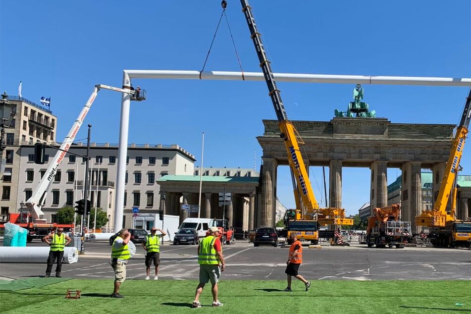 XXL-Rohre vorm Brandenburger Tor: EM-Tor ist ein echtes Ost-Produkt