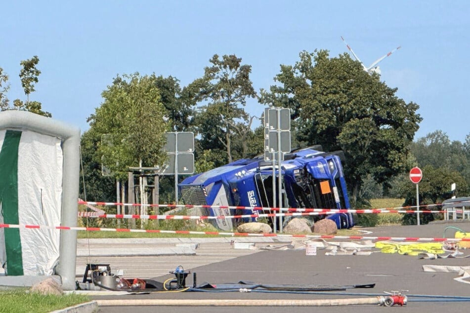 Der Lkw-Fahrer kam mit leichten Verletzungen davon.