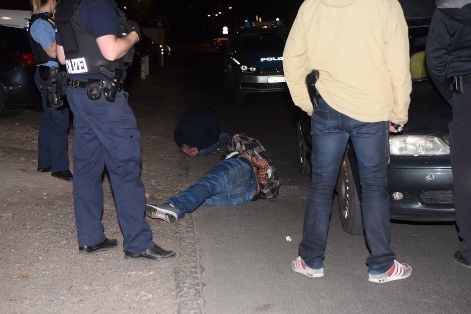 Zwei Rumänen flüchteten vor der Polizei, wurden nach einer kurzen Verfolgungsjagd aber gestellt.