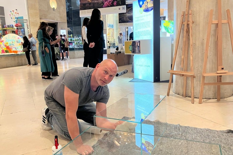 Initiator Roland Hess legt beim Aufbau der Vitrinen am Pop-up-Store selbst Hand an.