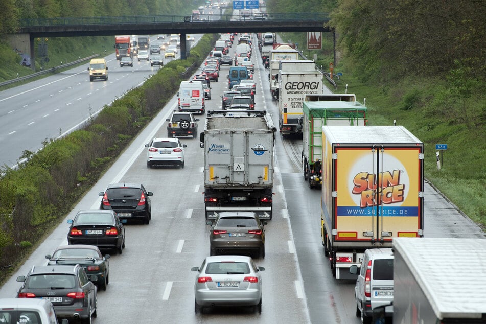 Die zuständige Autobahn GmbH erwartet wegen der Sperrungen auf der A4 bei Köln Staus und volle Straßen (Symbolbild).