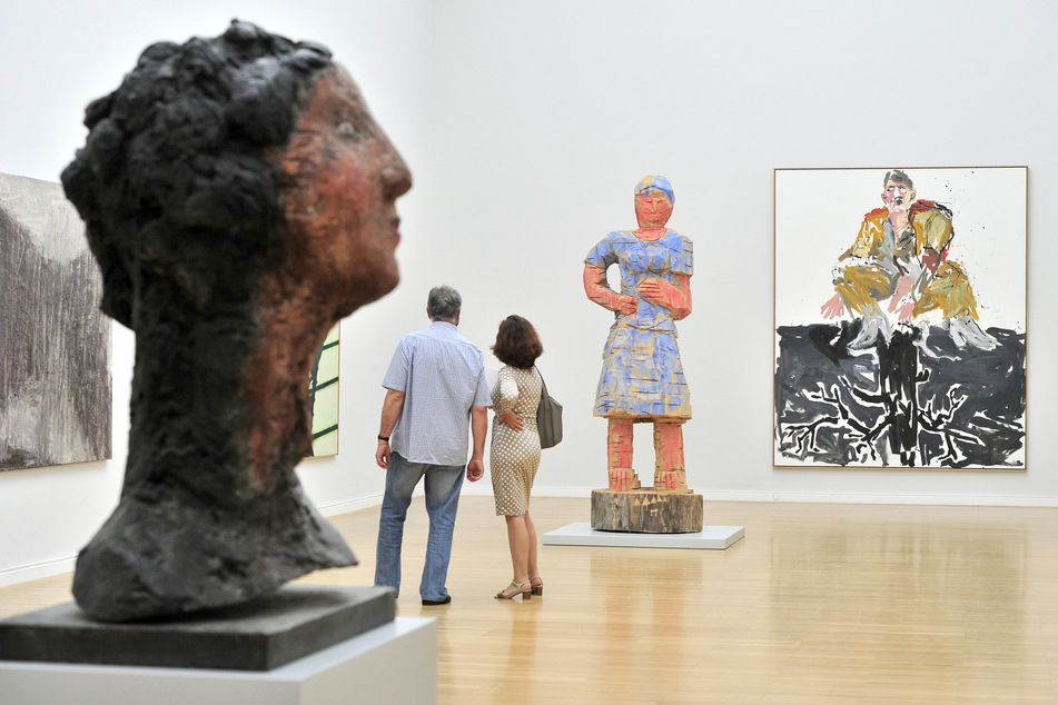 Besucher blicken sich in der Jubiläumsausstellung der Kunstsammlungen um.