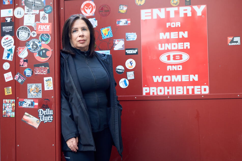 Freitag vor dem Eingang zur Hamburger Herbertstraße, wo sie seit fast 40 Jahren als Domina arbeitet: "Ich glaube mit Sicherheit, dass mich in der Herbertstraße jede kennt!"