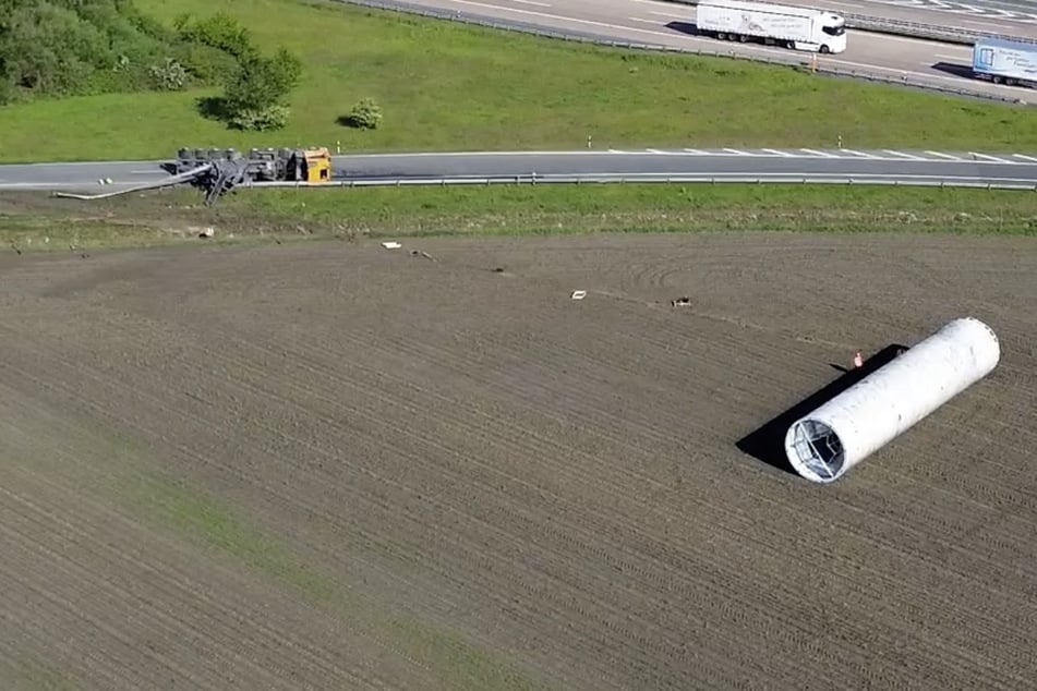 Unfall A1: Schwertransport kippt und verliert seine Ladung: Zubringer zur A1 stundenlang gesperrt