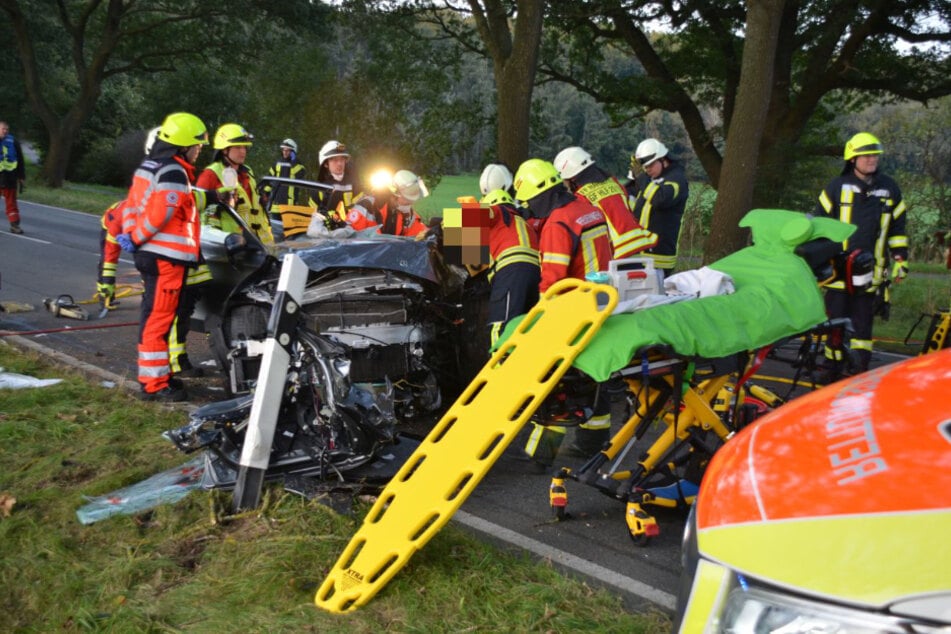 Bei einem schlimmen Unfall bei Harsefeld wurde am frühen Mittwochabend ein Ehepaar schwer verletzt.