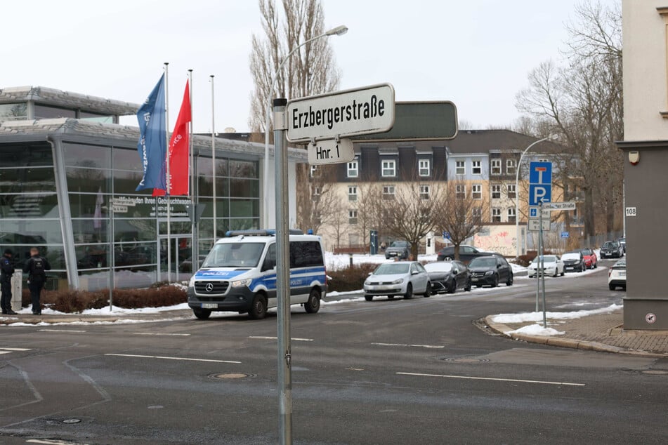 Die Beamten waren mit mehreren Fahrzeugen im Einsatz.